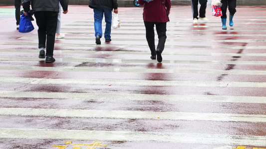 行人穿行马路 走过斑马线 小雨视频