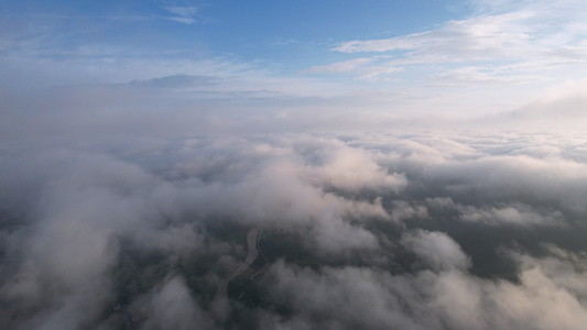 高空航拍穿过云层迷雾的蓝天白云自然天空风光4k素材视频