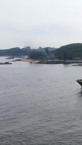 轮船行驶在国际远洋物流码头航拍国际港口视频