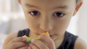 吃瓜的男孩9秒视频