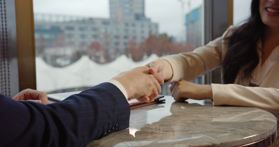 8K商务伙伴会谈合作握手特写视频