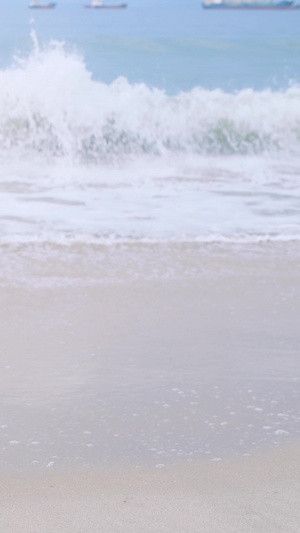 海浪冲刷少女的脚特写旅游度假12秒视频