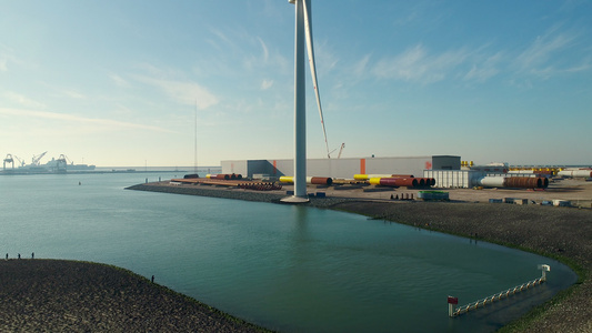 在港口的风力涡轮机视频