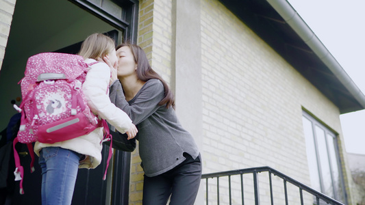 离家上学的女孩和妈妈吻别视频