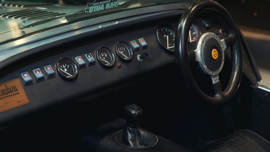 黑色旧汽车仪表板面板视频