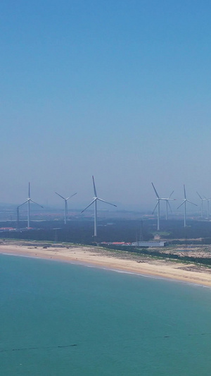 海边的风力发电机航拍视频绿色能源54秒视频