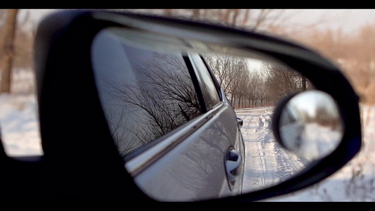 后视镜中车辆行驶在雪地视频