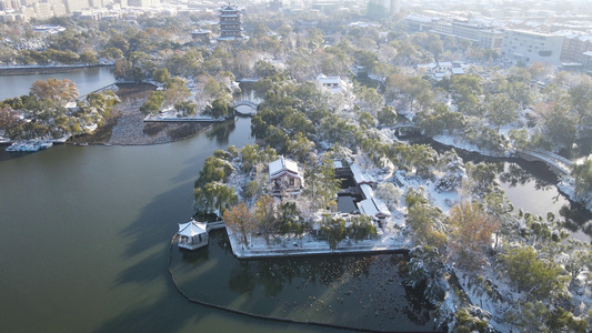 航拍济南大明湖5A景区雪景视频