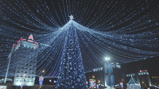 城市夜晚霓虹灯新年街头节日气氛视频