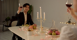 情侣开心举杯享受烛光晚餐21秒视频