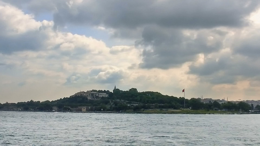 位于伊斯坦布尔的桥下博斯普鲁斯海峡视频
