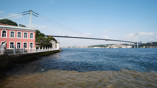 土耳其伊斯坦布尔贝勒贝伊宫的博斯普鲁斯海峡大桥和城市景观视频