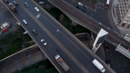 英国伦敦城市高速公路上的交通视频