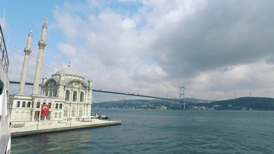 锡尔坦布尔岛(火鸡)的bosphorus桥和正方科清真寺视频