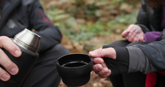 森林里的徒步旅行者在喝水视频