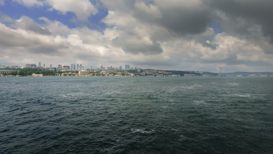 以桥和城市风景为背景的河岸长相(Istanbul Bospourus strait)视频