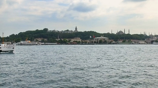 位于伊斯坦布尔海峡的旅游船视频