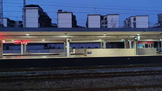 火车站台交通夜幕降临绿皮火车实拍 视频
