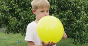 有气球的孩子18秒视频