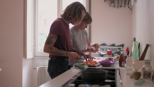 女人和男人做饭视频
