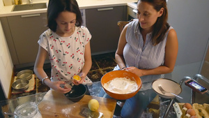 母亲和女儿烘烤21秒视频