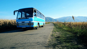 古老的面包车公交车驾驶车经过农村农村公路10秒视频