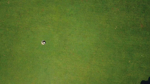 打高尔夫球的男人12秒视频
