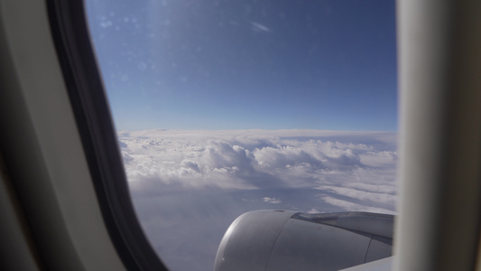 飞机机舱窗户外美丽的白云视频