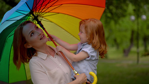 彩虹伞下的幸福母亲和孩子15秒视频
