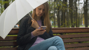 长着雨伞的重女,坐在凳子上20秒视频