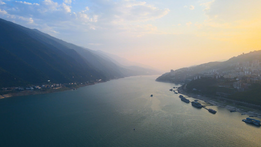 长江三峡日落沿江前行航拍4K视频
