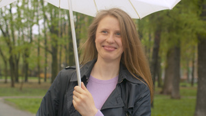 雨下有雨伞的美丽的女人12秒视频
