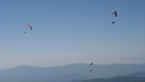 3个滑翔伞在清蓝的天空中飞行60秒视频