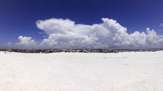 白沙滩边上的白云翻腾延时摄影视频