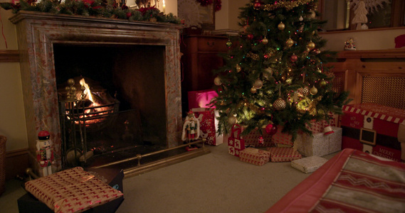 家里火炉旁的圣诞树视频