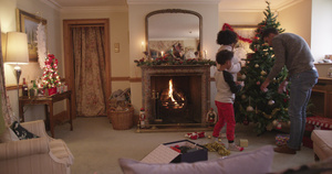 一家人装饰圣诞树30秒视频