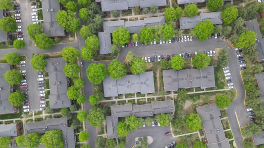位于城市郊区公寓空中观察处的停车场停车场视频