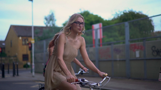 女孩们骑自行车视频