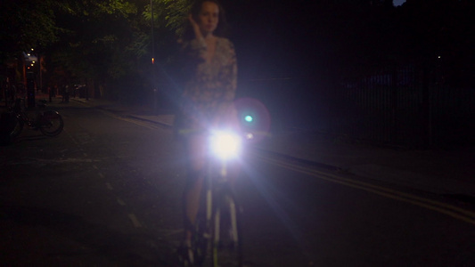 骑自行车的女人视频