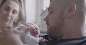 新生婴儿和爸爸打招呼16秒视频