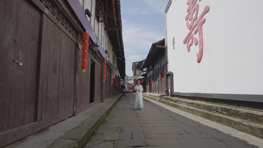 4k古建筑群中行走的汉服女孩[古祠]视频