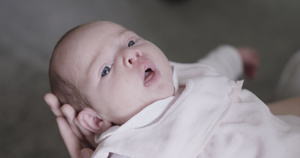 新生婴儿8秒视频