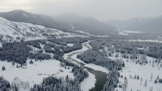 4K航拍新疆冬季喀纳斯河谷雪景视频