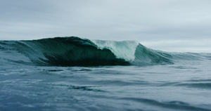 大浪冲入大海14秒视频