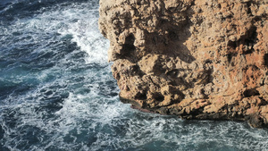 水和悬崖峭壁26秒视频