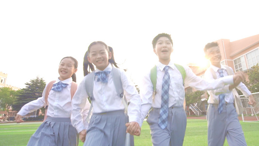 放学后背书包的孩子们牵手开心奔跑升格视频视频