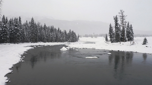 4K航拍新疆冬季喀纳斯航拍河谷河流视频