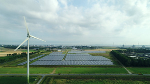 风力涡轮机和太阳能电池板。山地光伏电站光伏新能源电站25秒视频