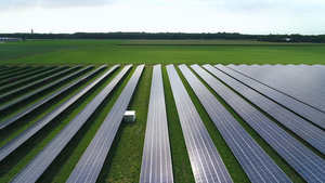 在绿色领域的太阳能电池板山地光伏电站光伏新能源电站17秒视频