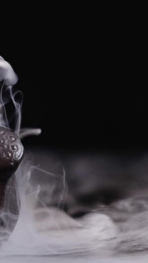 瓷器里烟雾缭绕的干冰27秒视频